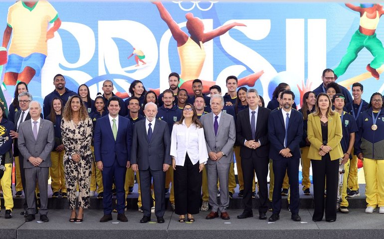 Bia Souza agradece torcida brasileira em encontro com Lula no Palácio