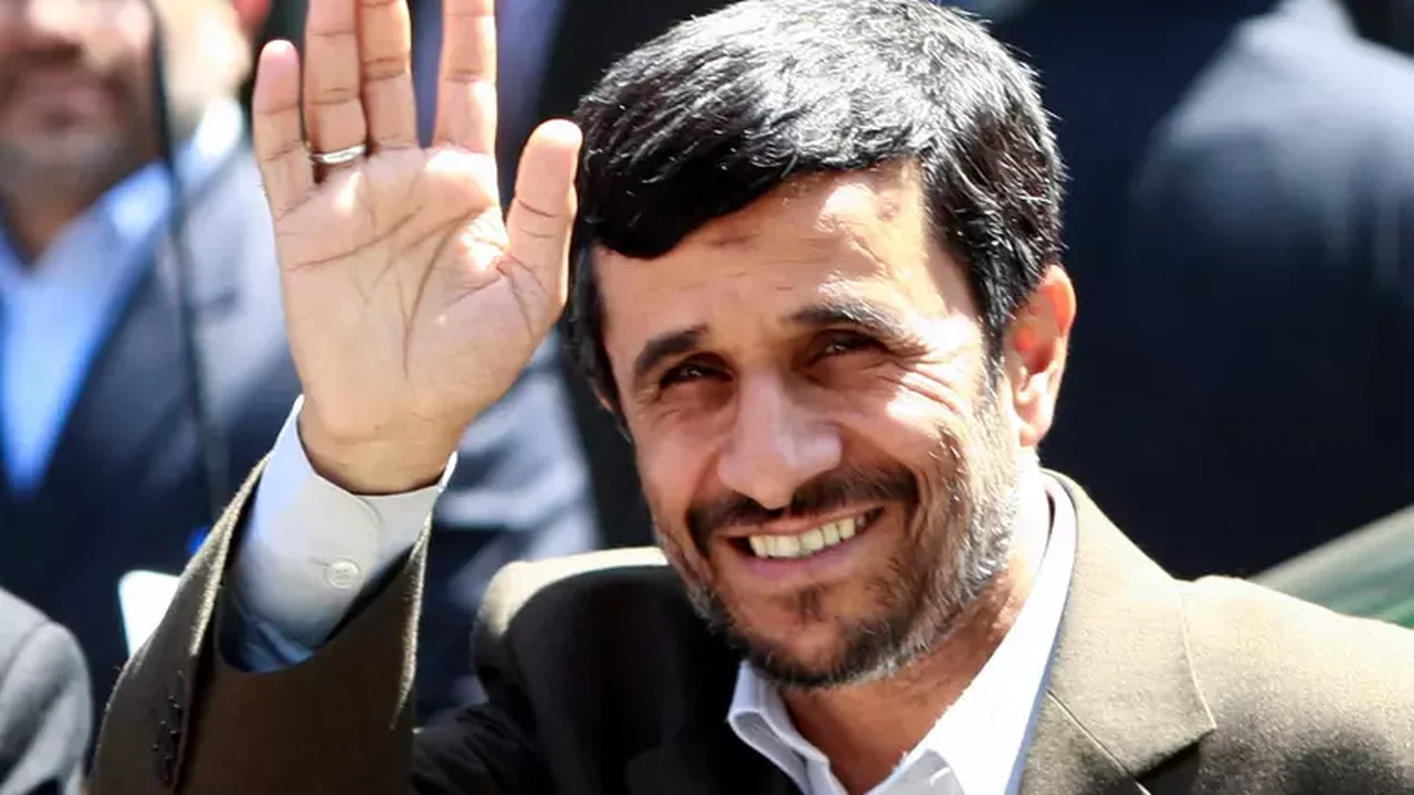 Ex-presidente do Irã, Ahmadinejad, se registra como candidato para eleições presidenciais