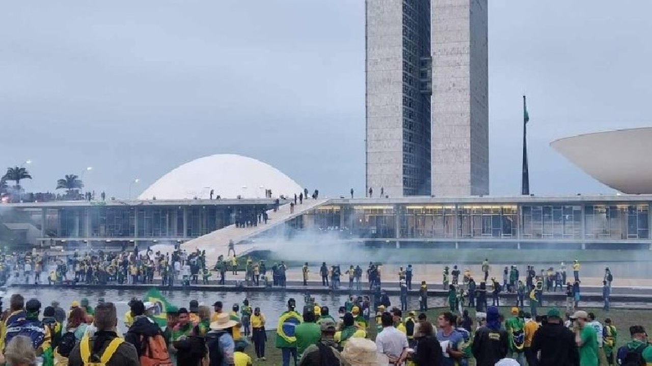 Steve Bannon e aliados de Donald Trump comemoram “Capitólio brasileiro”