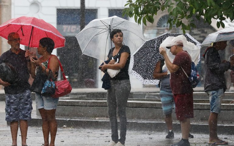 Inmet faz alerta para chuvas intensas em grande parte do país