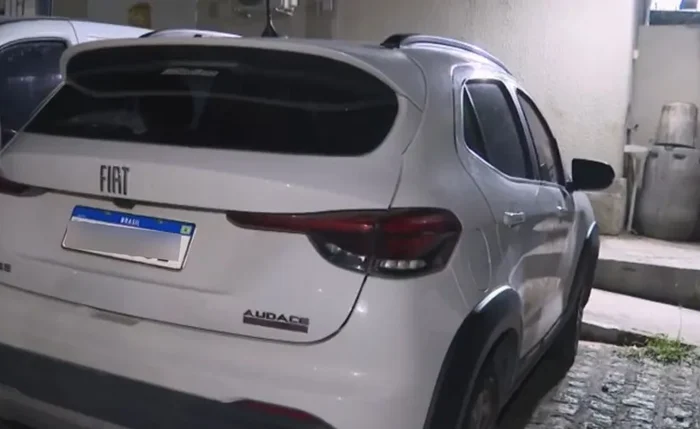 policiais encontraram uma cápsula de arma de fogo deflagrada dentro do veículo policiais encontraram uma cápsula de arma de fogo deflagrada dentro do veículo