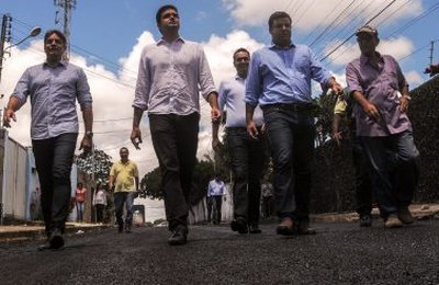 Rui Palmeira vistoria obras de pavimentação na Gruta de Lourdes