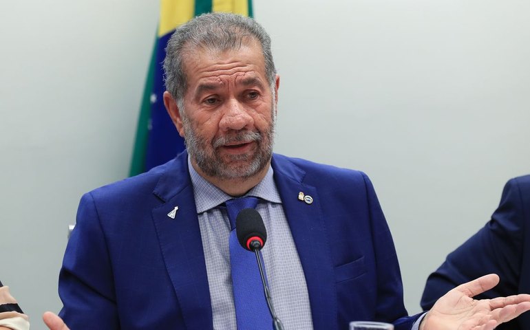 Após fraude no INSS, Lupi pede demissão do Ministério da Previdência