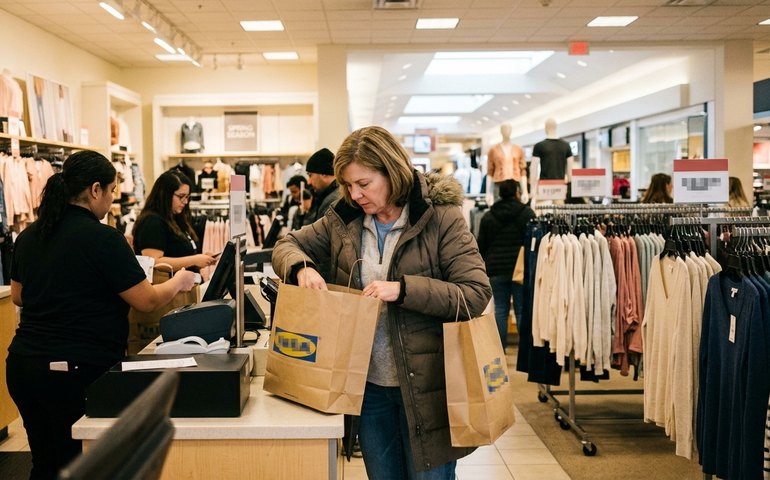 Renda pessoal recua nos EUA em fevereiro, enquanto consumo avança 0,5%