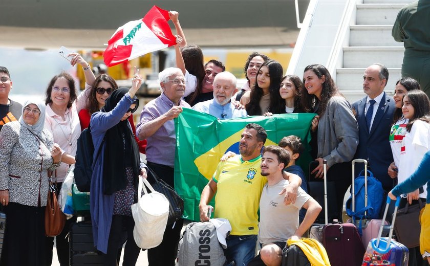 Lula recepciona brasileiros repatriados do Líbano