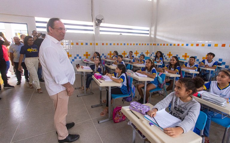 Luciano entrega escola no Planalto e anuncia inauguração de creche no Residencial Agreste