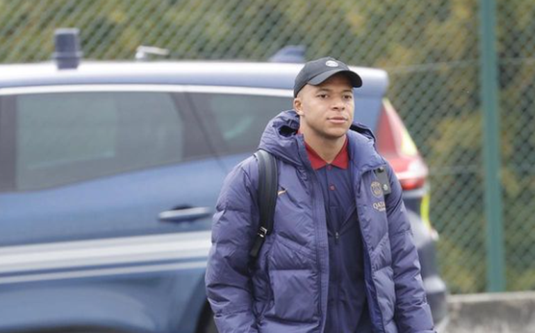 'Tão redondo quanto o crânio de Mbappé': jogador processa lanchonete que comparou sanduíche com sua cabeça