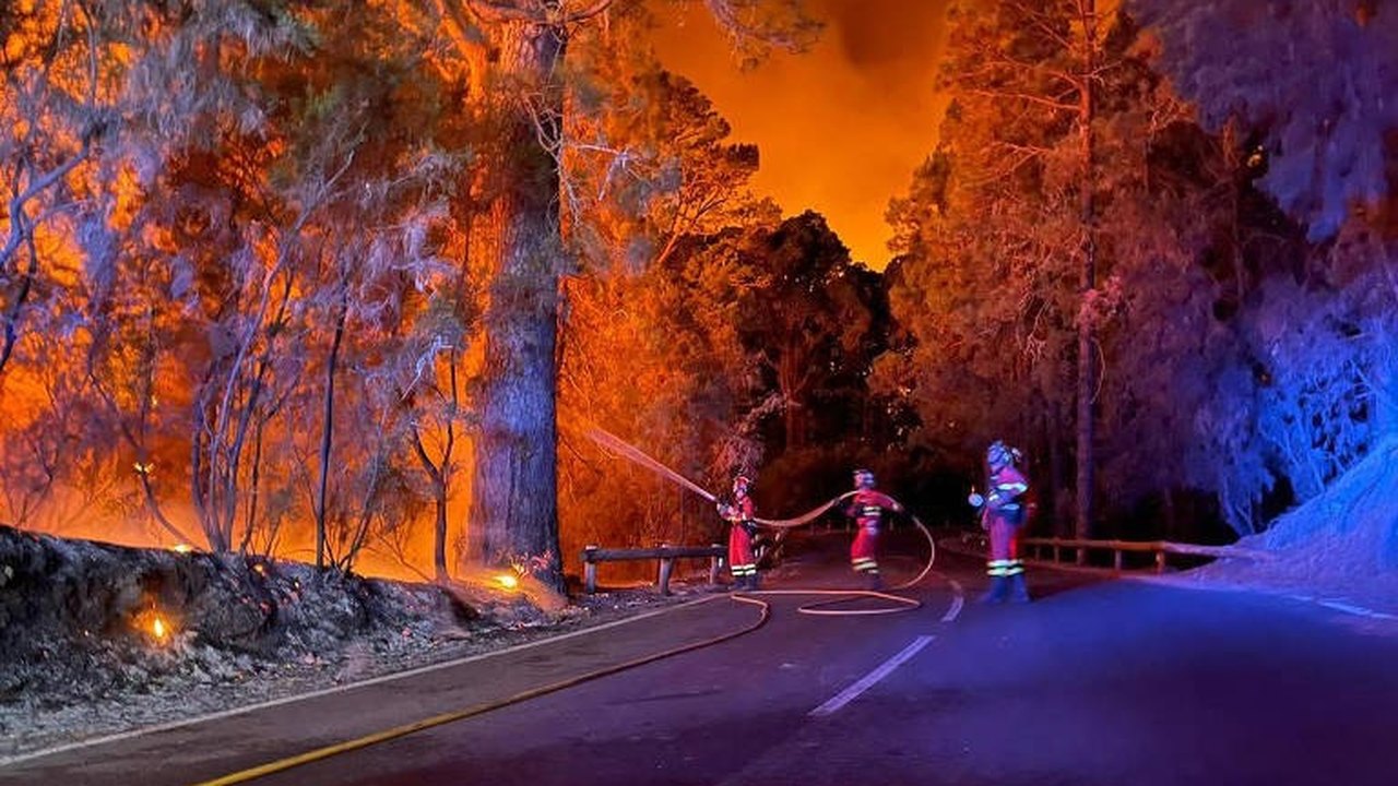 Após incêndios, nativos do Havaí realizam rituais para recuperar terra devastada pelo fogo