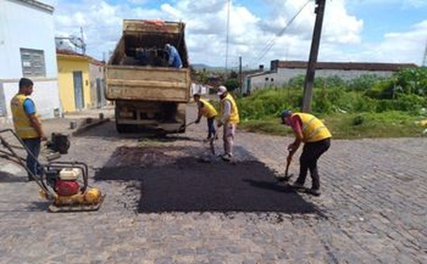 Prefeitura de Arapiraca realiza mutirão de limpeza e manutenção de vias na cidade e zona rural