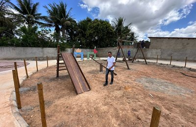 Prefeito de Anadia acompanha obras de nova praça
