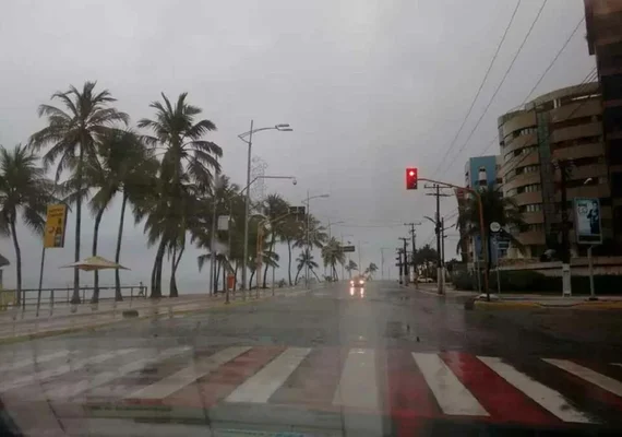 Inmet emite alerta de chuvas para 59 municípios de Alagoas, incluindo Maceió