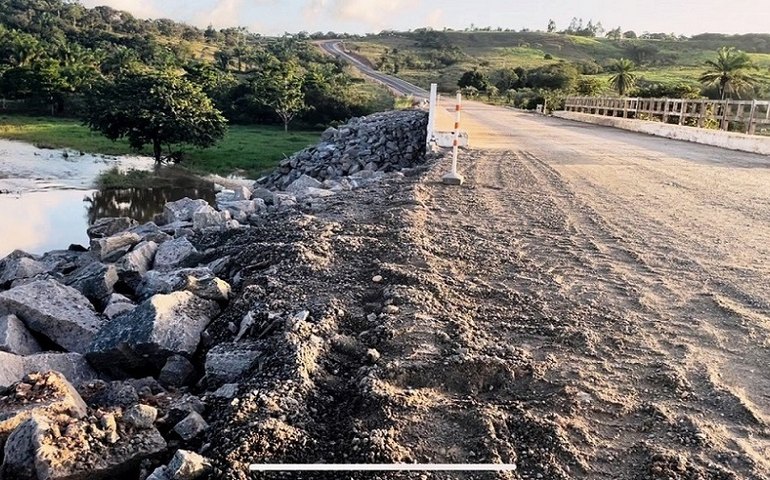 Parceria recupera ponte danificada pelas chuvas na rodovia entre Penedo e Coruripe