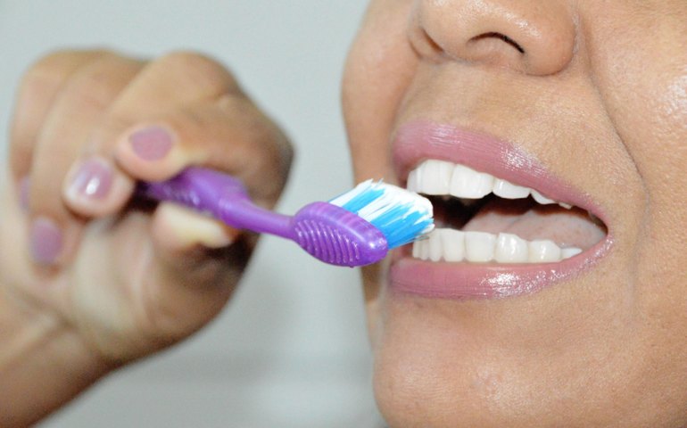 Cirurgiã-dentista da Sesau orienta sobre as medidas para evitar o câncer bucal