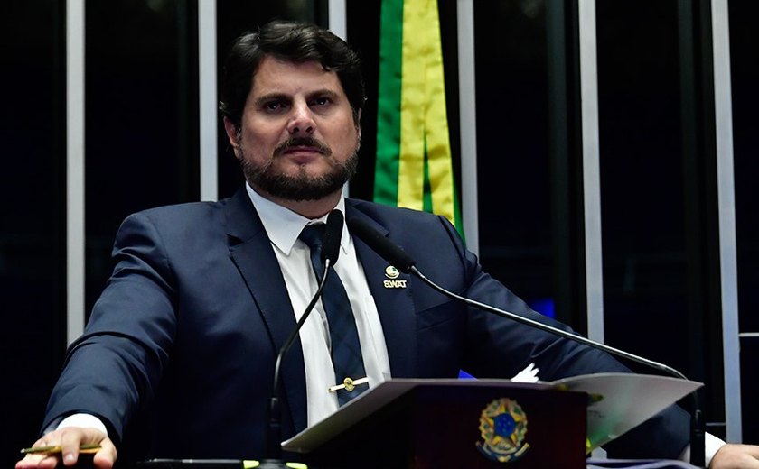 Marcos do Val posta conversa com Bolsonaro após recuperar as redes sociais
