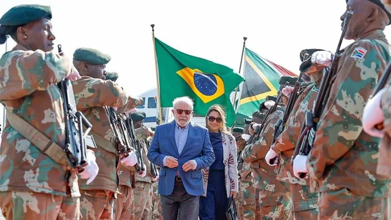 Com a presença de Lula, líderes do Brics discutem aumento do bloco nesta terça-feira na África do Sul