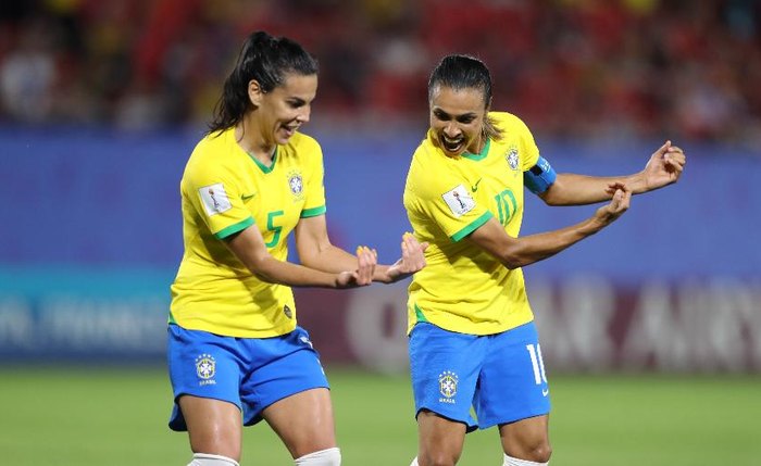 Marta comemora após marcar para o Brasil contra a Itália