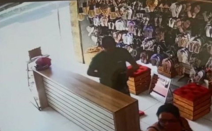 Câmera de segurança flagra assaltante roubando celular em loja de Arapiraca