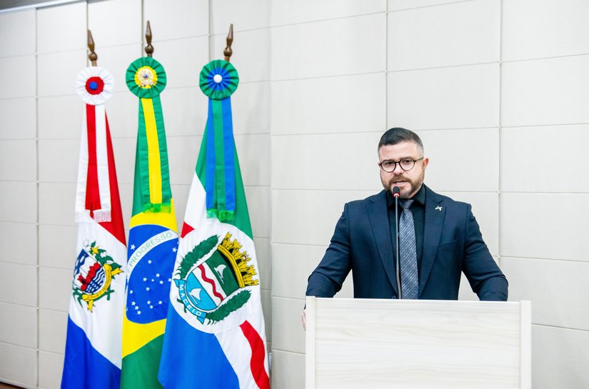 Thiago Prado protocola projeto de lei para remoção de estruturas irregulares em espaços públicos de Maceió