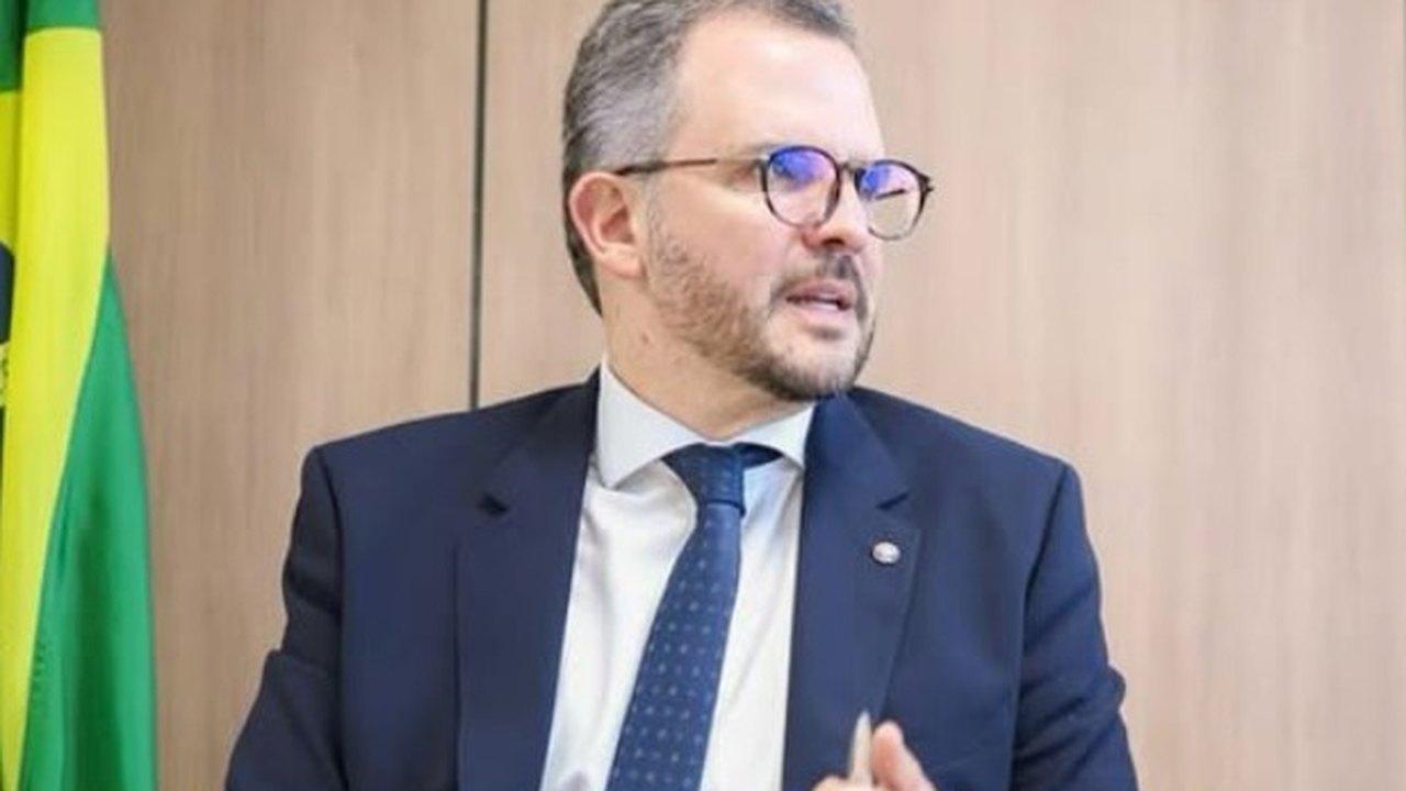 Ministro anuncia R$ 9 bilhões em crédito e postergação de tarifas para companhias aéreas