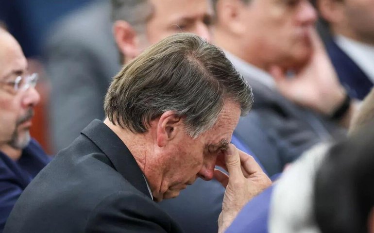 Exames de Bolsonaro apontam anemia e pneumonia recente