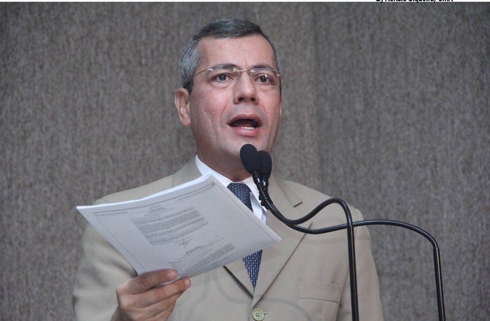 Petista também denunciou retenção de salários dos professores /Foto: Acrísio Siqueira