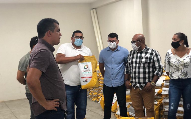 Prefeitura de São Brás entrega sementes para agricultores familiares