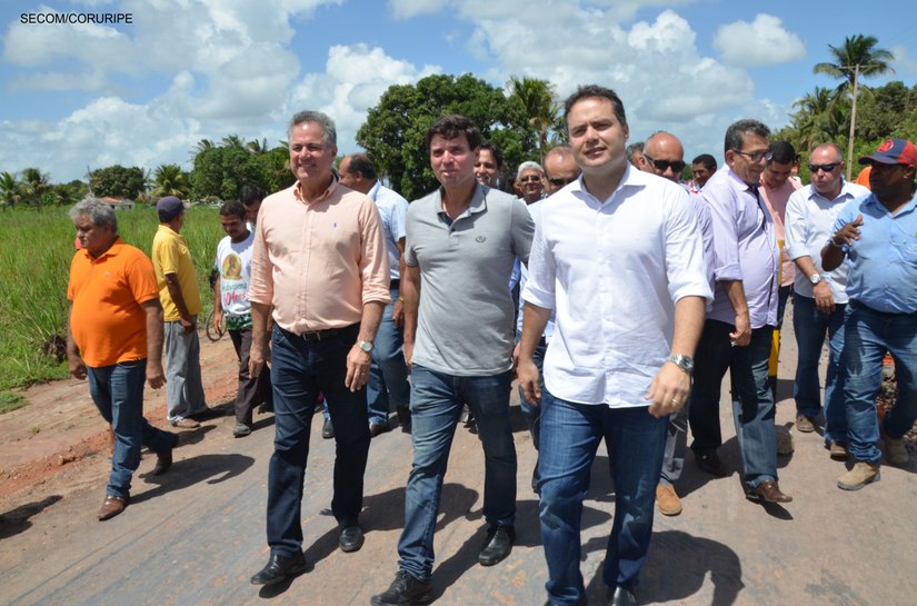 Renan Filho e  Joaquim Beltrão visitam obras das rodovias AL-110 e AL-105