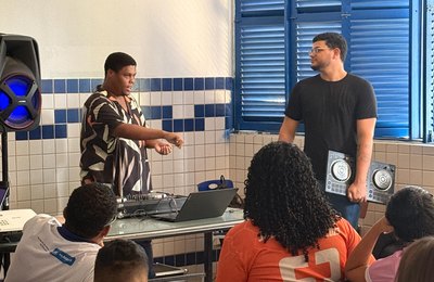 Estagiário da Seduc leva oficina de DJ a escolas estaduais e inspira estudantes pela música