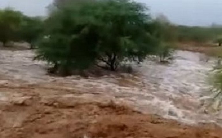 Fortes chuvas com raios e trovões atingem quatro cidades do Sertão do Estado