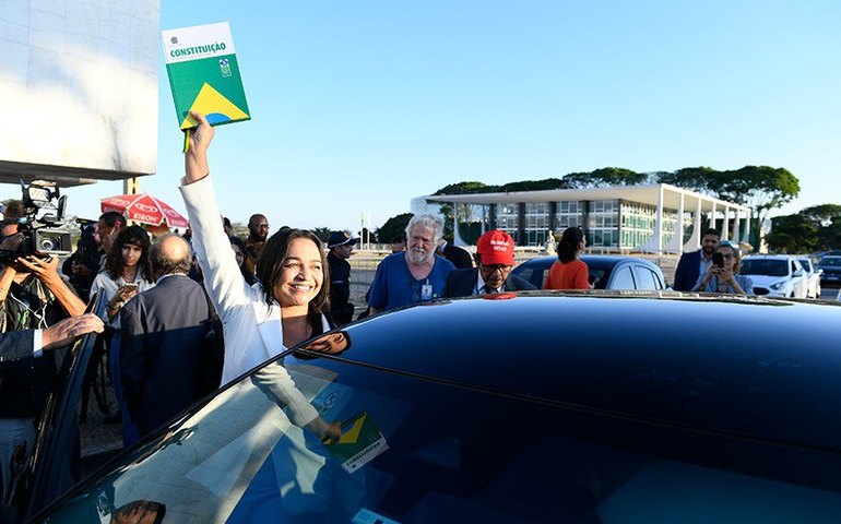 Na Praça dos Três Poderes, parlamentares celebram aprovação de relatório da CPMI