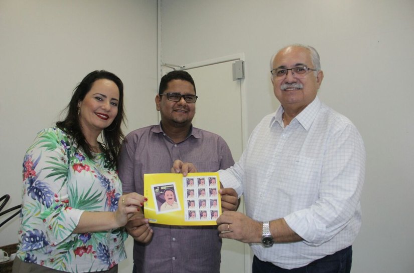 Teófilo revela selos comemorativos dos Correios para família dos homenageados