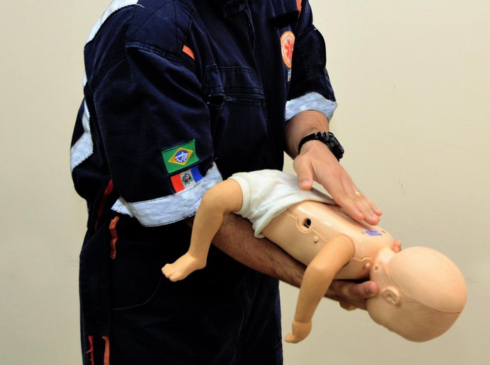 Médica do Hospital Ib Gatto Falcão orienta sobre como agir em casos de engasgo de bebês