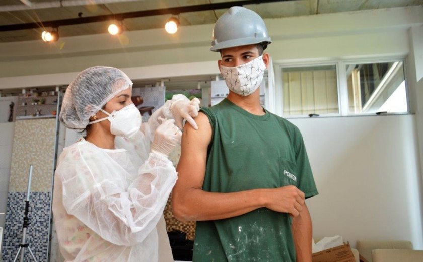 Alagoas é o 1º estado a concluir vacinação dos trabalhadores da indústria contra a Covid-19
