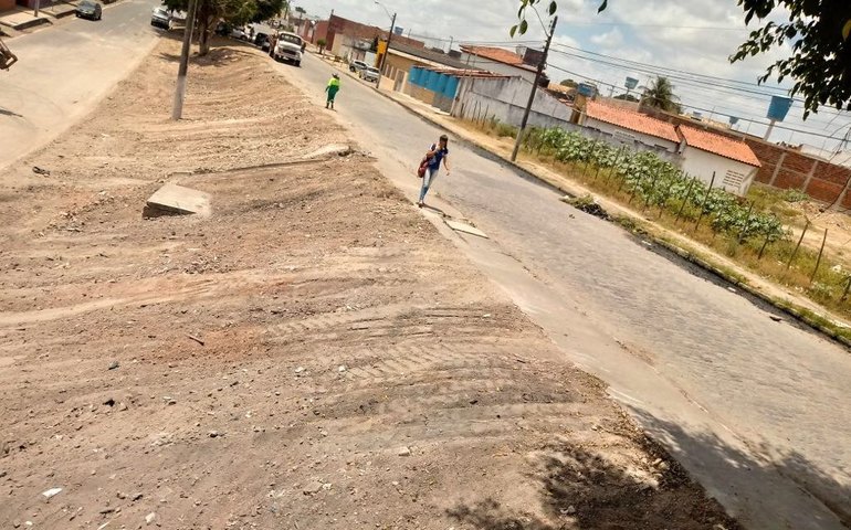 Reeducandos iniciam trabalhos para retirar óleo das praias de Japaratinga