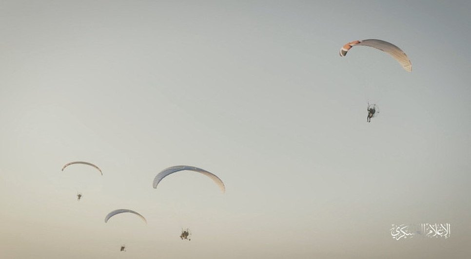 parapentes-hamas-31102023105424601 / Foto: Foto: Brigadas AL-Qassam/Telegram/Via Reutres