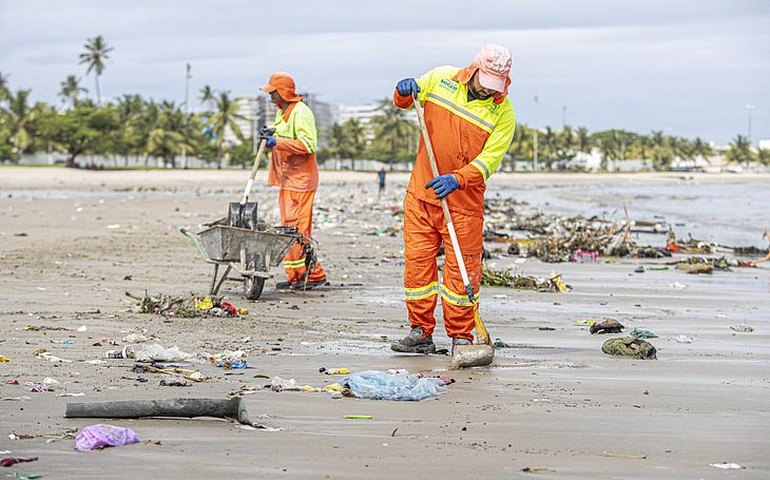 Mais de 3,4 mil toneladas de lixo são recolhidas nas praias desde janeiro