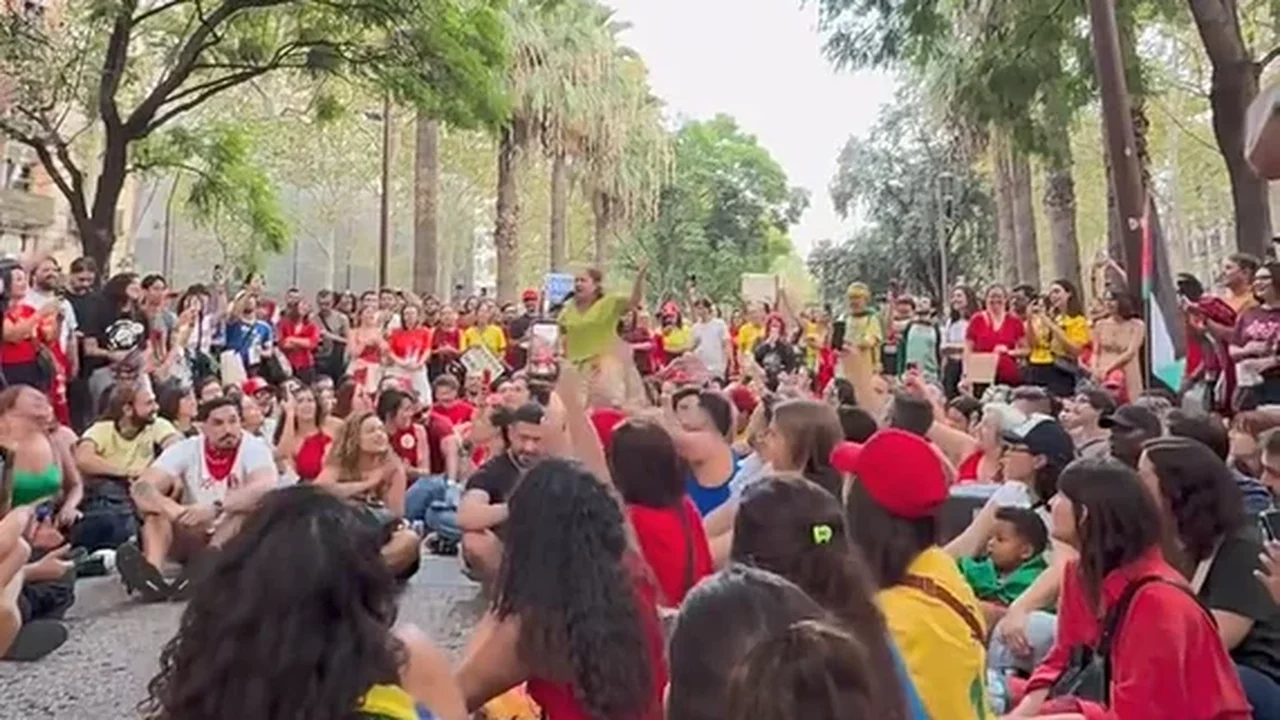 Apoiadores e convidados de Lula gritam no QG de campanha em São Paulo