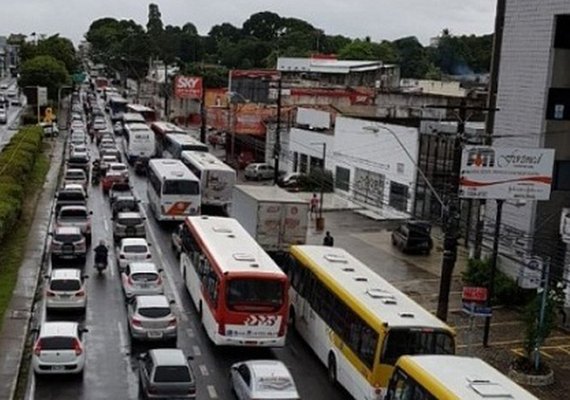 Veículos pesados ignoram legislação em Maceió