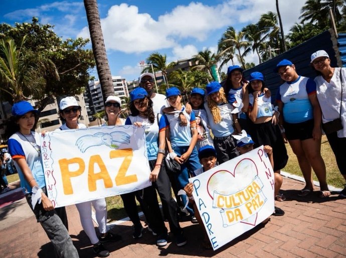 Caminhada da Paz leva centenas de estudantes de escolas municipais à praia de Jatiúca