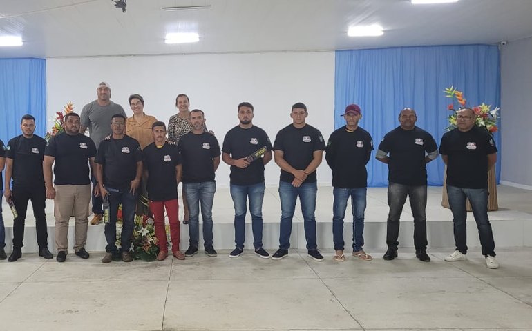 Tainá Veiga entrega fardamentos e detectores de metais aos seguranças escolares