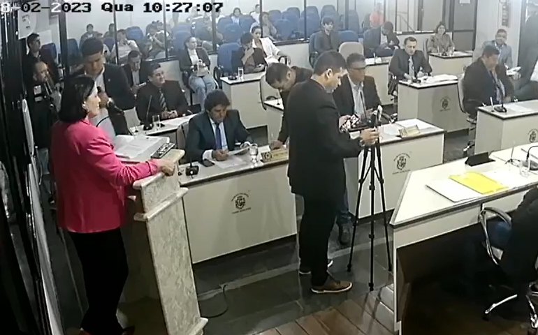 Na sessão desta quarta 'briga' foi para protestar contra vereador que está levando mais da prefeitura; 'Não me façam de besta'