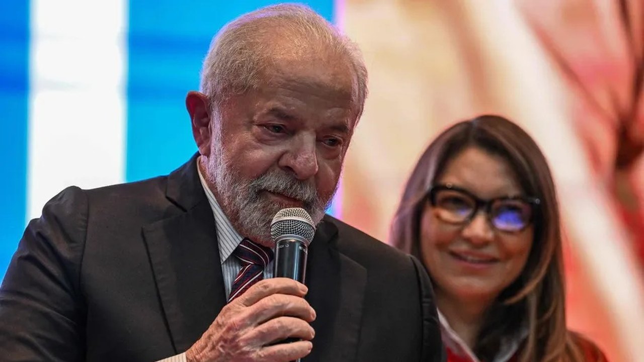 Lula passa o dia ao lado de Janja, e evita visitas no primeiro dia de pós-operatório