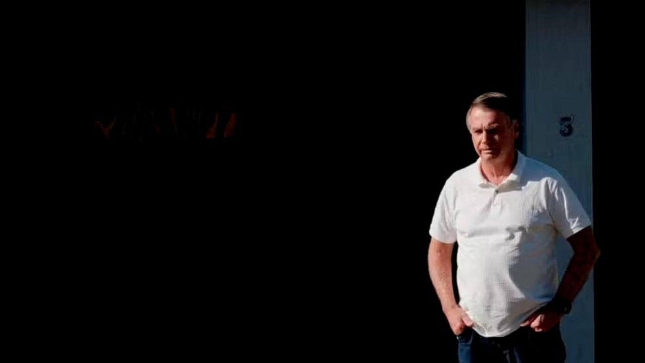 Bolsonaro admite ser dono de pistola apreendida e Moraes pede análise da PGR