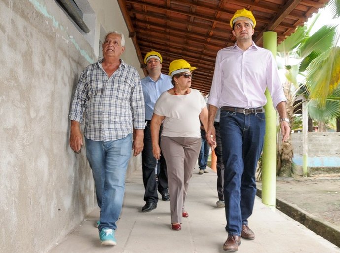 Prefeito Rui Palmeira vistoria obras em escola no Jacintinho nesta quinta