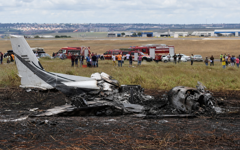 Avião de pequeno porte cai em Marília e deixa dois mortos