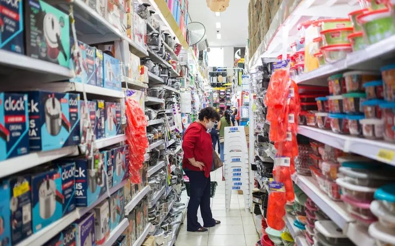 Sem auxílio e sob restrições da pandemia, economistas apontam risco de recessão
