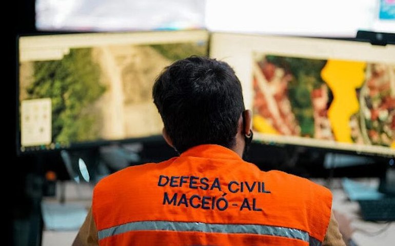 Defesa Civil emite SMS sobre aviso meteorológico para chuvas de fraca a moderada em Maceió