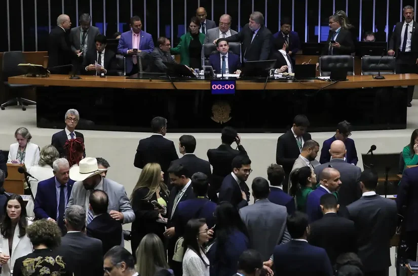 Câmara aprova texto que dificulta denúncia criminal contra parlamentar