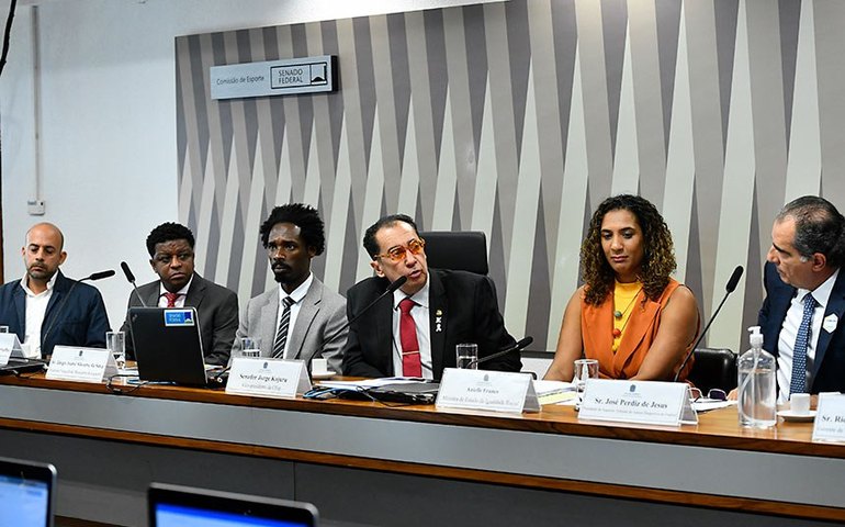 Debate aponta necessidade de punições mais severas contra racismo no futebol