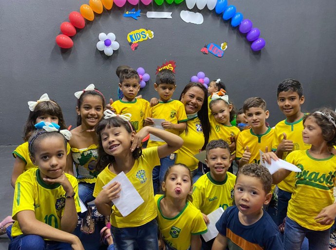 Crianças da Unidade de Acolhimento Rubens Colaço assistem partida da Seleção Brasileira